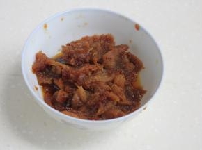 红枣剥去外皮，去除枣核。
