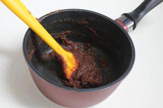 取一不粘的小锅将枣泥炒干，不用油，也不用糖，可以撤少量的淀粉，大约2-3克。注：如果你打算做月饼，要用油炒馅。
