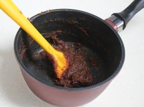 取一不粘的小锅将枣泥炒干，不用油，也不用糖，可以撤少量的淀粉，大约2-3克。注：如果你打算做月饼，要用油炒馅。
