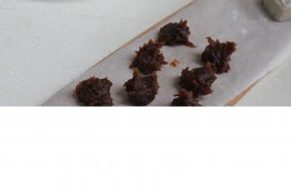 枣泥馅分成10克一个的小份。

