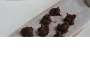 枣泥馅分成10克一个的小份。

