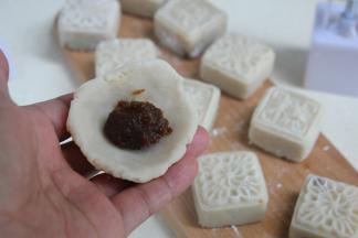 取一个山药小剂子做皮，放入一个枣泥小球。

