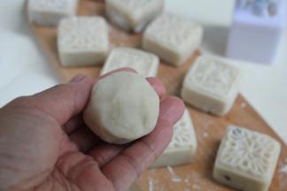 包起来，用两只手攥攥紧，让皮和馅结合更加紧密（不要搓，一搓就会裂开了）。
