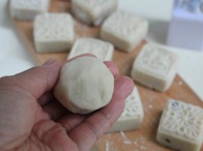 包起来，用两只手攥攥紧，让皮和馅结合更加紧密（不要搓，一搓就会裂开了）。
