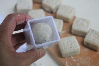 将小球放入模具中。
