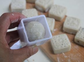 将小球放入模具中。
