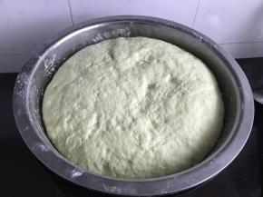 取出发酵好的面团，充分揉均匀，排出空气。（用刀切没有气孔说明已经揉好）