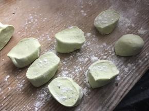 取适量面团，下剂子。