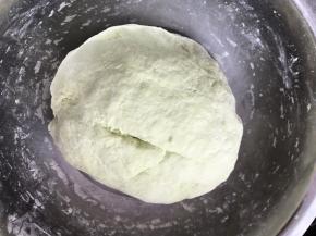 500克面粉，酵母粉6克，青菜汁250g，和成较软的面团覆盖，发酵到两倍大。（青菜汁不要一次性倒入，根据面团的吸水程度适当增减）