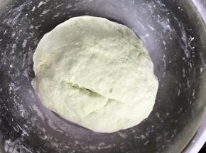 500克面粉，酵母粉6克，青菜汁250g，和成较软的面团覆盖，发酵到两倍大。（青菜汁不要一次性倒入，根据面团的吸水程度适当增减）