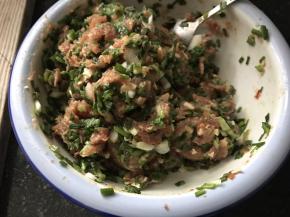 将猪肉馅，豆腐干，葱，调入料酒、生抽、老抽、盐拌匀，倒入一汤匙油拌均匀，腌制1小时。（菜籽油一定要在锅里热一会才能用，直接加入会有菜籽油的味道，普通油不需要加热）
