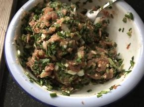 将猪肉馅，豆腐干，葱，调入料酒、生抽、老抽、盐拌匀，倒入一汤匙油拌均匀，腌制1小时。（菜籽油一定要在锅里热一会才能用，直接加入会有菜籽油的味道，普通油不需要加热）