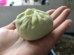 包入适量馅料，从一边捏褶。