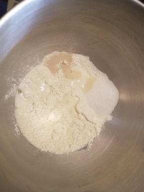 所有材料除黄油以外的所有材料放入揉面桶中，可以先下液体再加粉类！盐可以和黄油一起放。