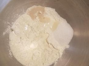 所有材料除黄油以外的所有材料放入揉面桶中，可以先下液体再加粉类！盐可以和黄油一起放。