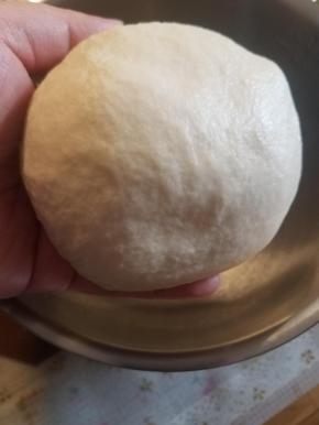 取出面团整圆。