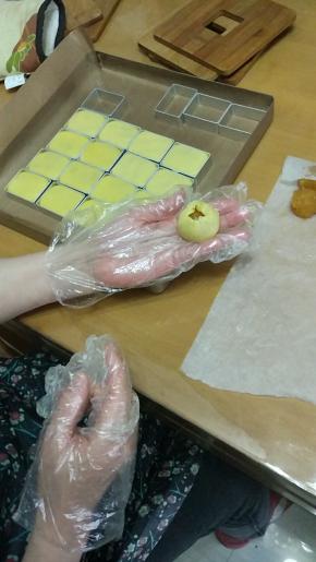 用虎口收口法，把凤梨酥包好。