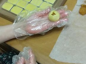 用虎口收口法，把凤梨酥包好。