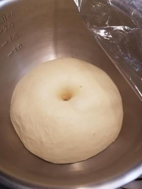 发酵好的面团戳小洞不会回缩就可以了。