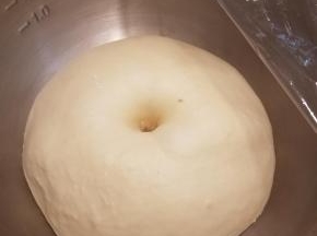 发酵好的面团戳小洞不会回缩就可以了。