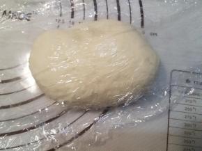 将面团按压排气，松弛15分钟。