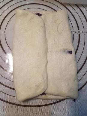 将空白的三分之一面片往右对折，稍微擀一下，再松弛10分钟。