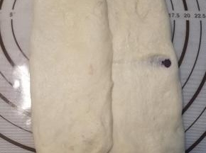 将空白的三分之一面片往右对折，稍微擀一下，再松弛10分钟。