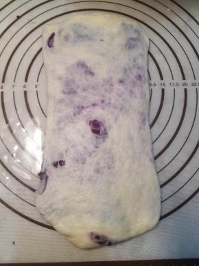 折叠成长条状后再次擀开。