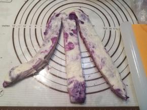 用刮板切成三个长条，头部不切断，尽量宽度差不多。