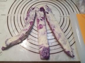 用刮板切成三个长条，头部不切断，尽量宽度差不多。
