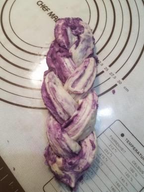 辫辫子一样，扎成麻花辫。