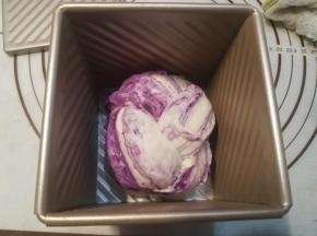 头尾往下，塞到底下，放进模具中。