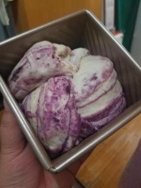 快要九分满的时候，记得提前预热烤箱，然后放入烤箱中下层，45分钟左右就可以了，出炉立马脱模侧腰放凉 就可以装进袋子密封保存了。