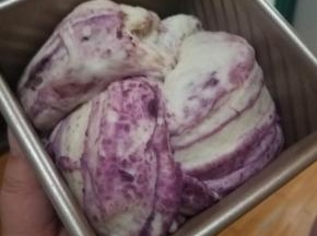 快要九分满的时候，记得提前预热烤箱，然后放入烤箱中下层，45分钟左右就可以了，出炉立马脱模侧腰放凉 就可以装进袋子密封保存了。