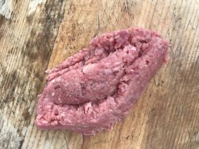 先将猪肉洗净，剁碎。