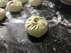 放到板上整形。 整完形状再把包子放入蒸锅中发15分钟，冷水上锅蒸15分钟。