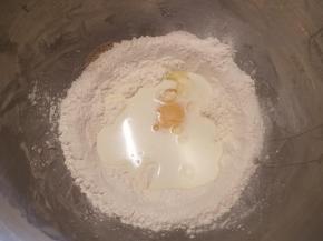 先将面团材料装入面桶内，中低速搅打10分钟。