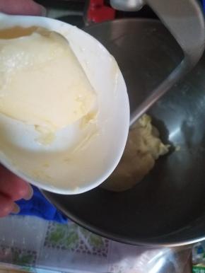 加入黄油将面团揉至扩展阶段，能拉出有一定韧性的膜即可，不需要强求完全扩展。