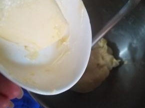 加入黄油将面团揉至扩展阶段，能拉出有一定韧性的膜即可，不需要强求完全扩展。