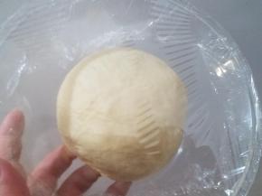 揉好的面团用保鲜膜盖好，放在阴凉处（室温高的时候放冰箱）醒15分钟