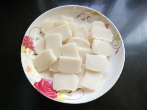 准备年糕并洗净。