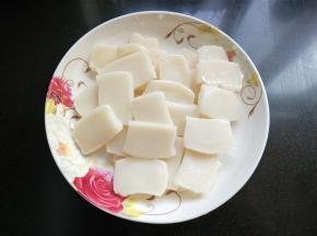 准备年糕并洗净。