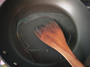 锅内放油，烧热。