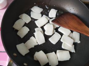 放年糕，小火，将年糕炒软。