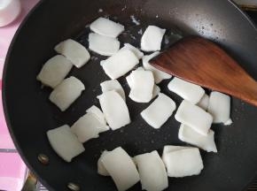 放年糕，小火，将年糕炒软。
