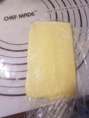 黄油提前擀成薄片状备用。