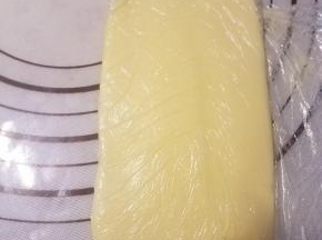 黄油提前擀成薄片状备用。