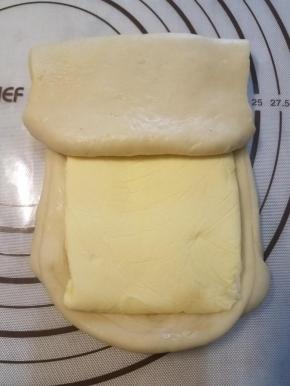 把多余的那部分面片翻折下来。