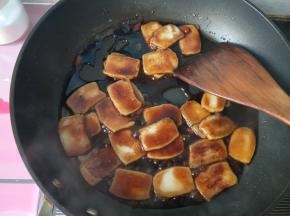 每一片年糕都粘上红糖。