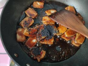 放黑芝麻翻炒。